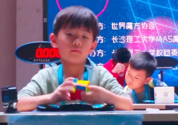 Cau be 7 tuoi xoay rubik trong 0,683 giay hinh anh