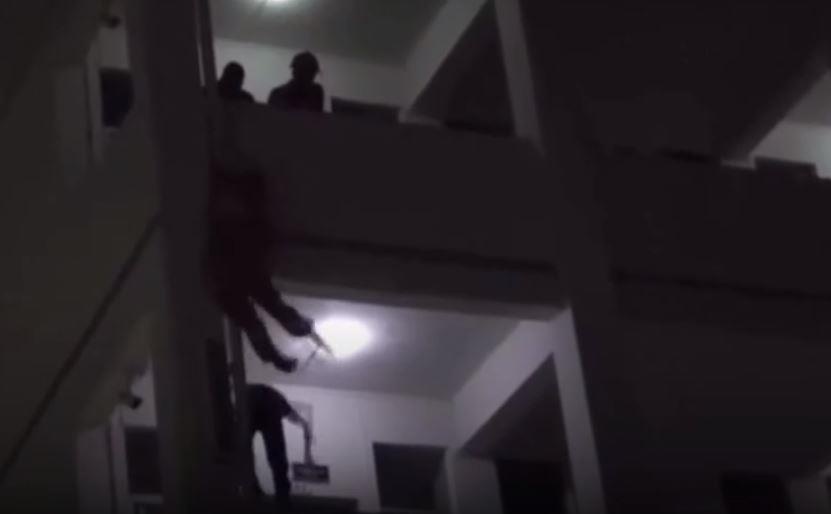 Linh cuu hoa giai cuu sinh vien dinh nhay lau tu tu hinh anh