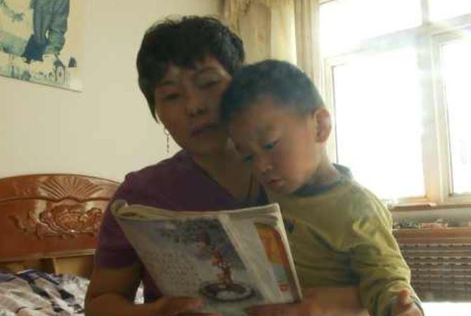 Be trai 2 tuoi biet doc sach hinh anh