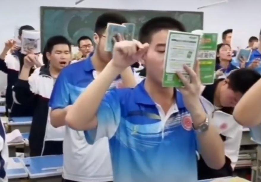 Giao vien bat ca lop dung hoc bai hinh anh