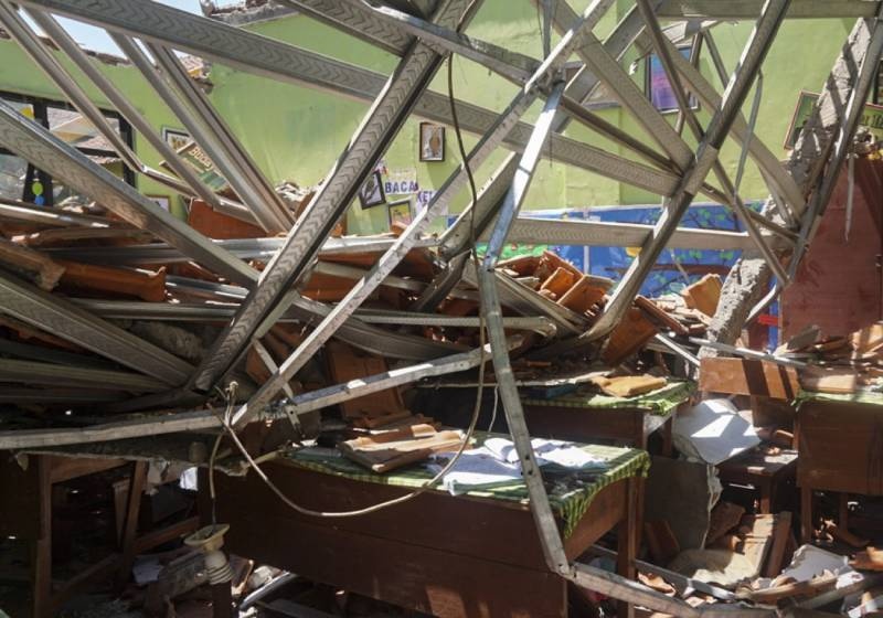 4 phong hoc sap mai, giao vien va hoc sinh tu vong hinh anh