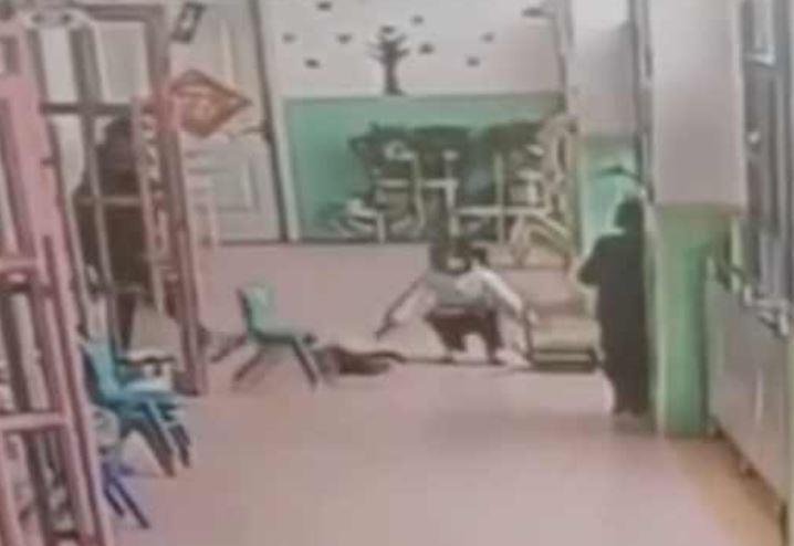 Co giao dap nga, duoi be gai ra khoi lop hinh anh