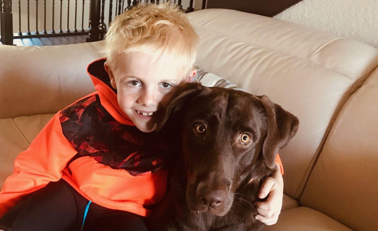 Lo luong giao vien khong du song, nam sinh tang tien cho co hinh anh