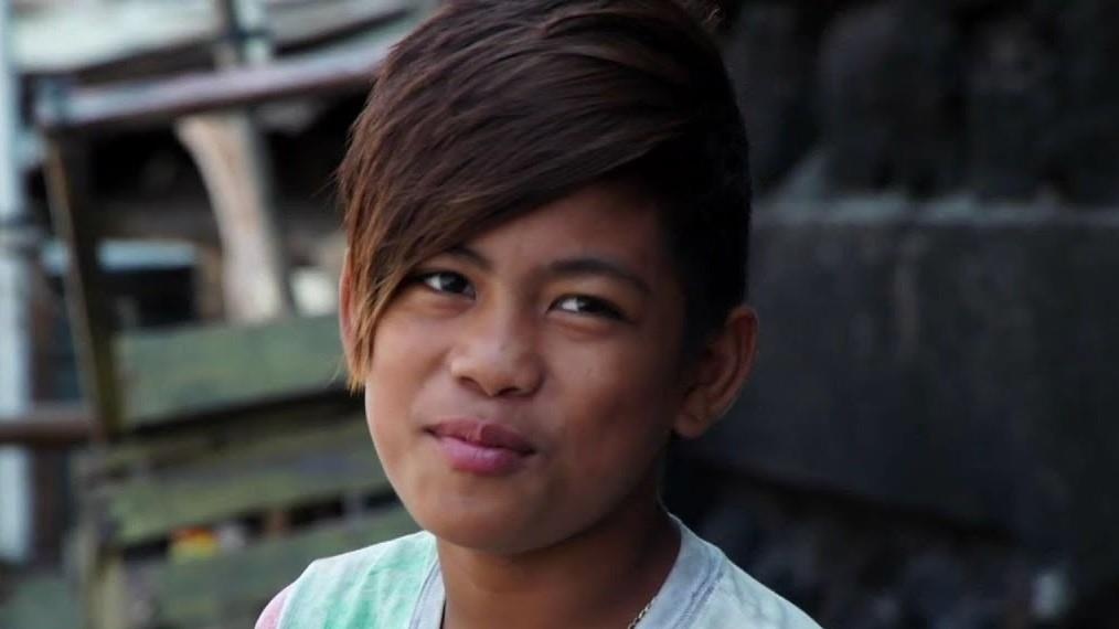 Cau be 13 tuoi vot rac tren dong song o nhiem hinh anh