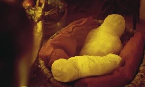 Xac uop hai be gai trong mo vua Tutankhamun hinh anh