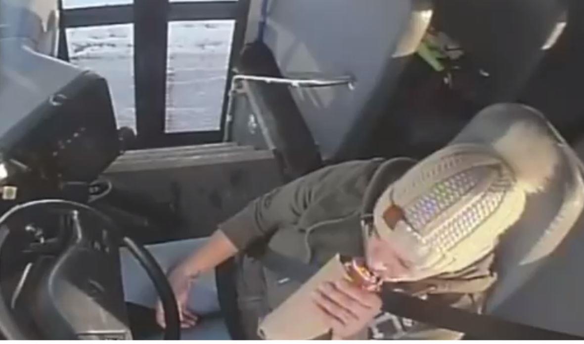 Uong bia trong luc lai xe dua don hoc sinh, nu tai xe bi bat hinh anh