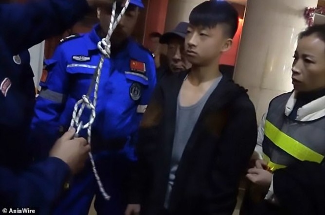 Nam sinh cuu song be gai mac ket trong ho sau hinh anh