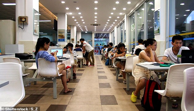 Sinh vien Trung Quoc bi phat nang neu day muon anh 1