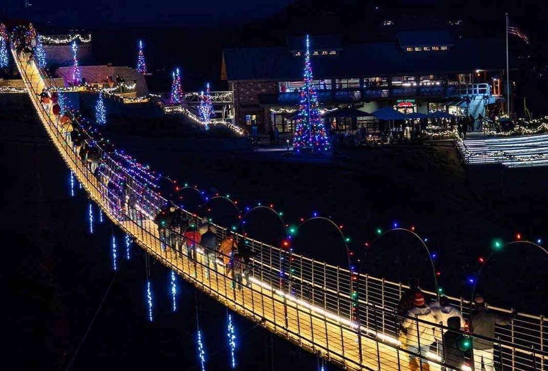 Cau di bo dai nhat nuoc My duoc thap sang dip Giang sinh hinh anh