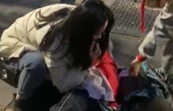 Nu y ta cuu nam sinh bat tinh tren duong di hoc hinh anh