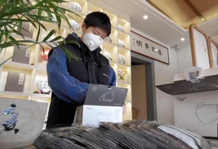 Hoc sinh dung tien mung tuoi mua khau trang cho nguoi Vu Han hinh anh