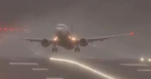 May bay chao dao, khong the ha canh duoi bao o Anh hinh anh