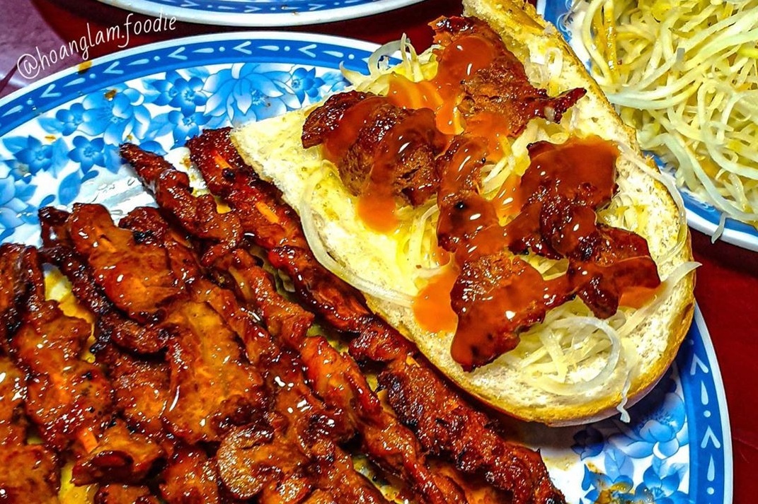 Banh mi bo nuong bo va loat mon an dac trung Campuchia tai TP.HCM hinh anh