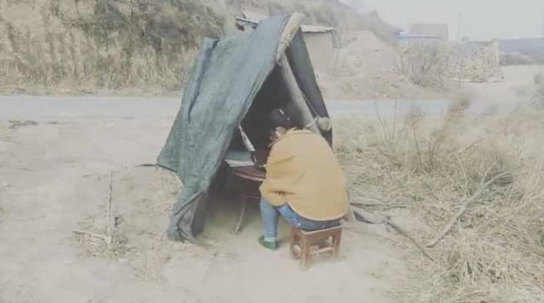 Nu sinh dung leu ben duong hoc bai hinh anh