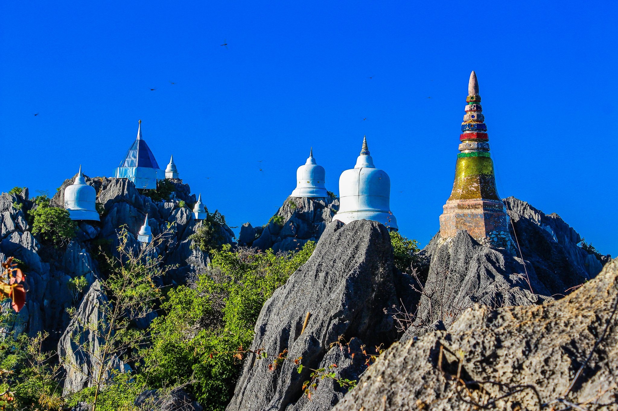 Ngoi den doc dao nam tren dinh nui o xu so chua Vang hinh anh