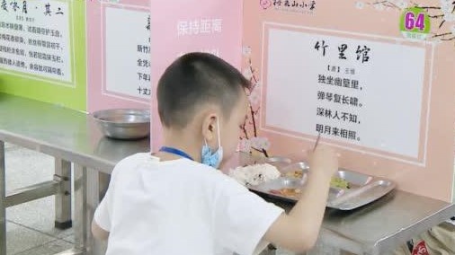 Truong hoc in tho len vach ngan, tre vua an trua vua hoc bai hinh anh