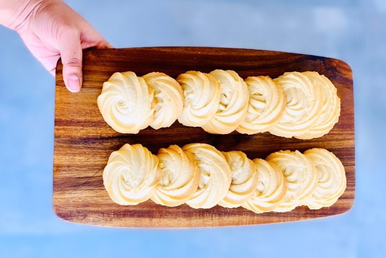 Tu lam banh quy bo khong can may danh trung hinh anh