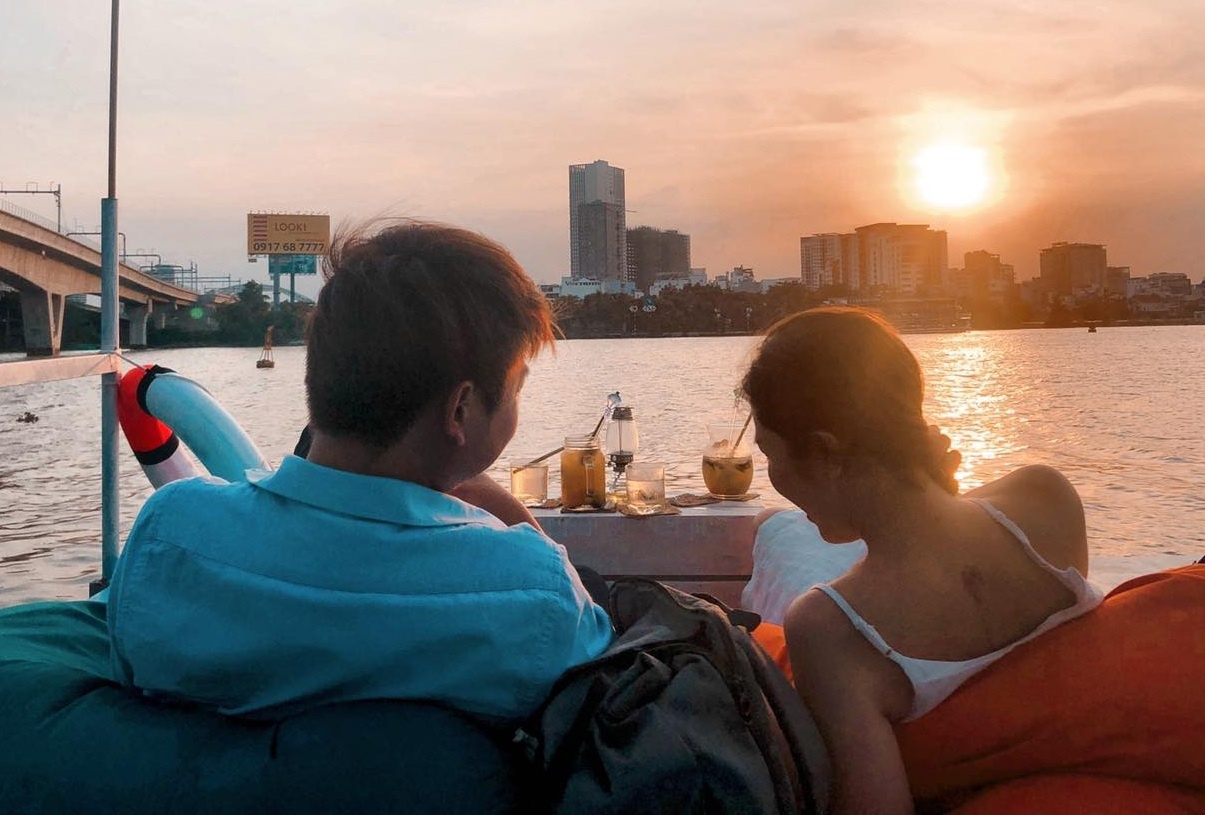 Ca phe tren song va loat quan hut gioi tre check-in tai TP.HCM hinh anh