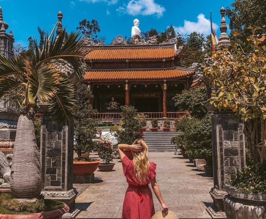 Kham pha ve dep 4 ngoi chua noi tieng o Nha Trang hinh anh