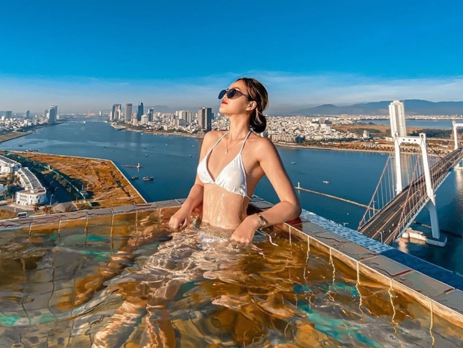 Khach san co ho boi dat vang va loat diem luu tru 5 sao o Da Nang hinh anh