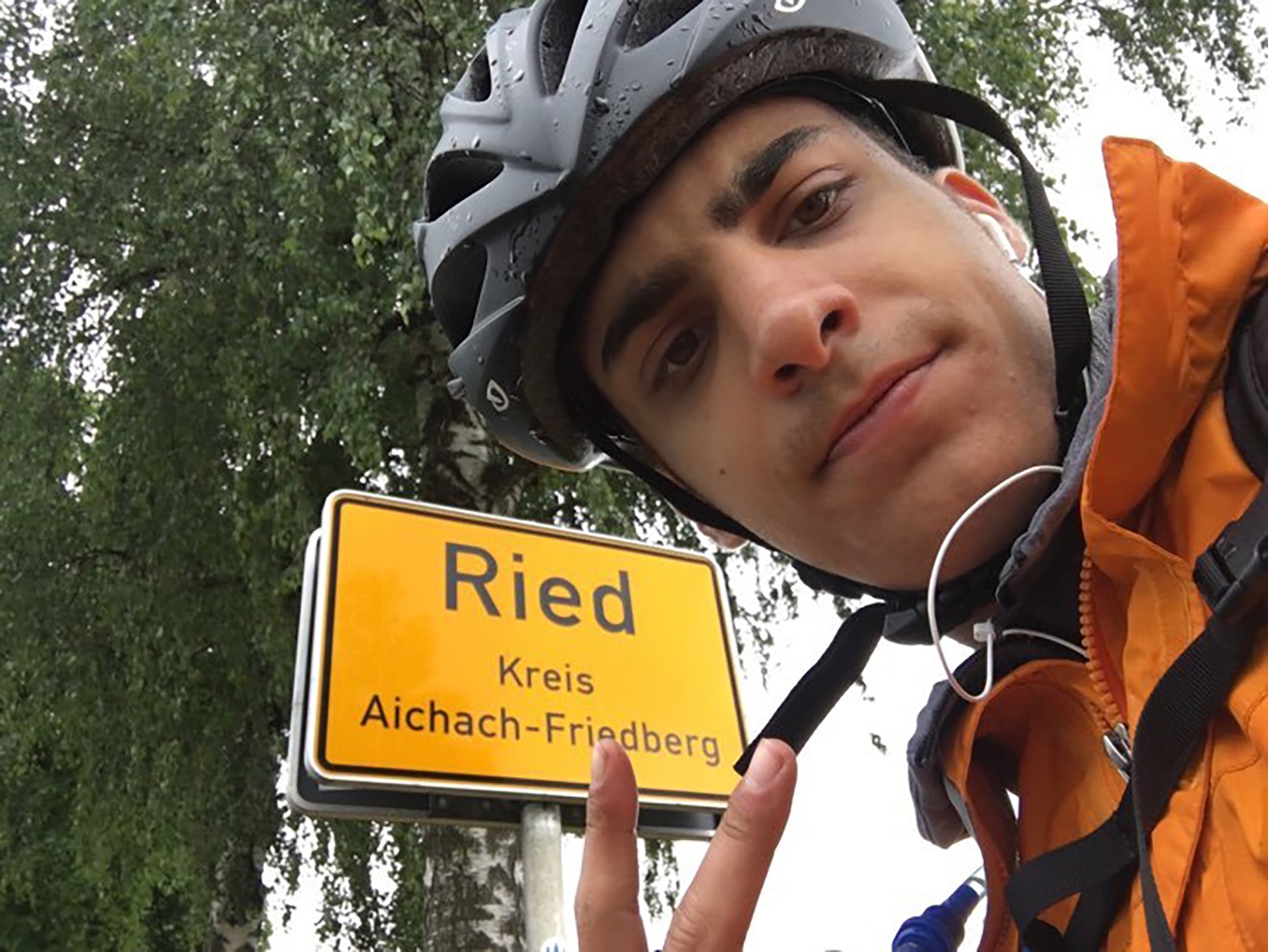 Bi huy chuyen bay vi dich, chang trai Hy Lap dap xe 3.500 km ve nha hinh anh