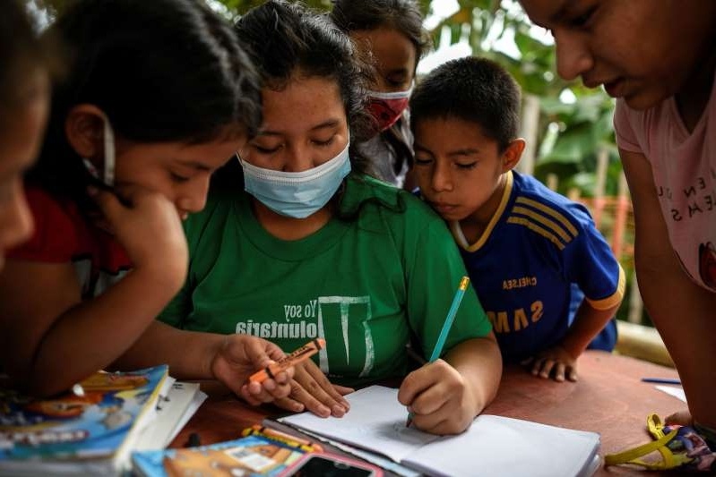 Lop hoc duoi goc cay cua tre em ngheo o Ecuador hinh anh