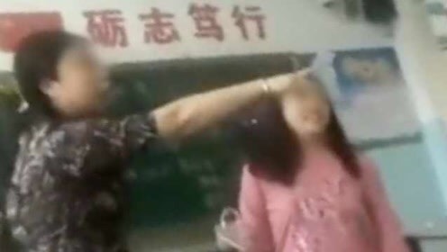 Co giao Trung Quoc mang chui hoc tro vi khong duoc tang hoa hinh anh