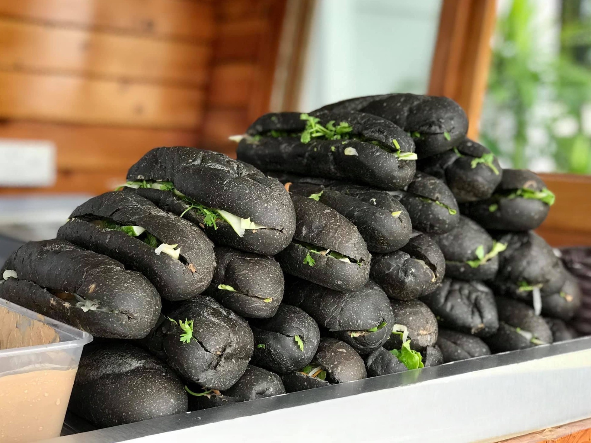 Banh mi den nhu than va nhung kieu doc la chi co o Viet Nam hinh anh