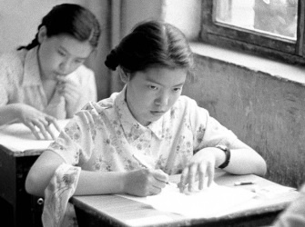 Si tu Trung Quoc vat lon voi ky thi dai hoc o the ky truoc hinh anh