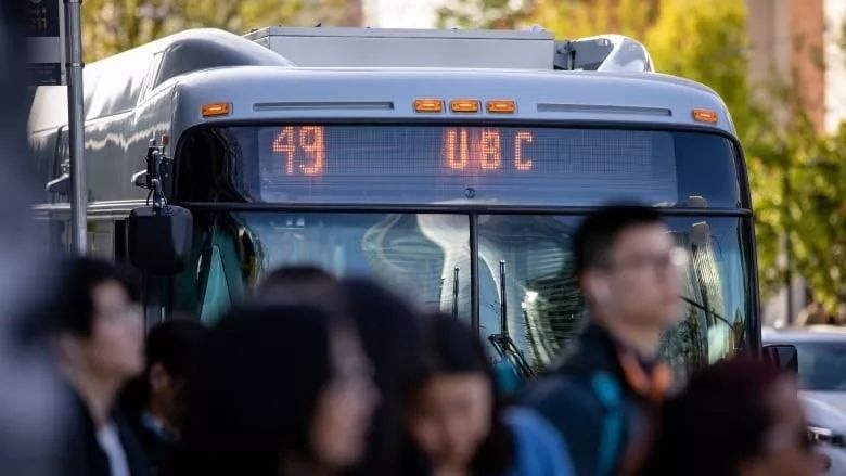 Nhac nho nhom thieu nien on ao tren xe buyt, nu sinh bi danh o Canada hinh anh