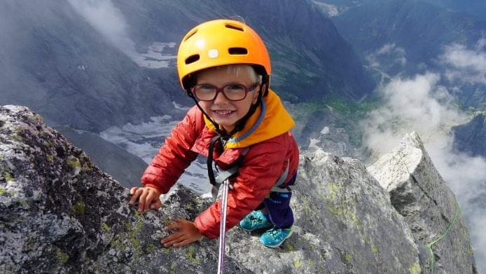 Be trai 3 tuoi chinh phuc dinh nui cao hon 3.000 m hinh anh