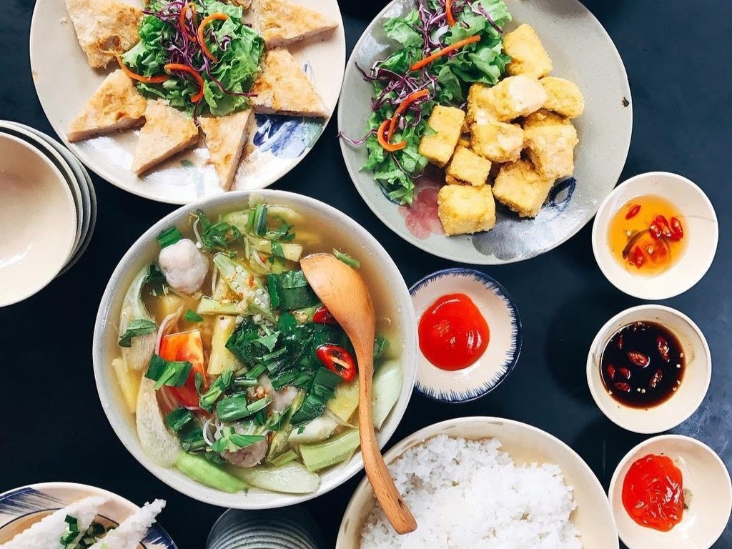 Nhung quan an trua chuan com me nau cho si tu o TP.HCM hinh anh