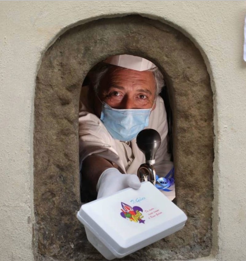 Cua so ruou vang o Italy dung de ban do uong thoi ky Covid-19 anh 1