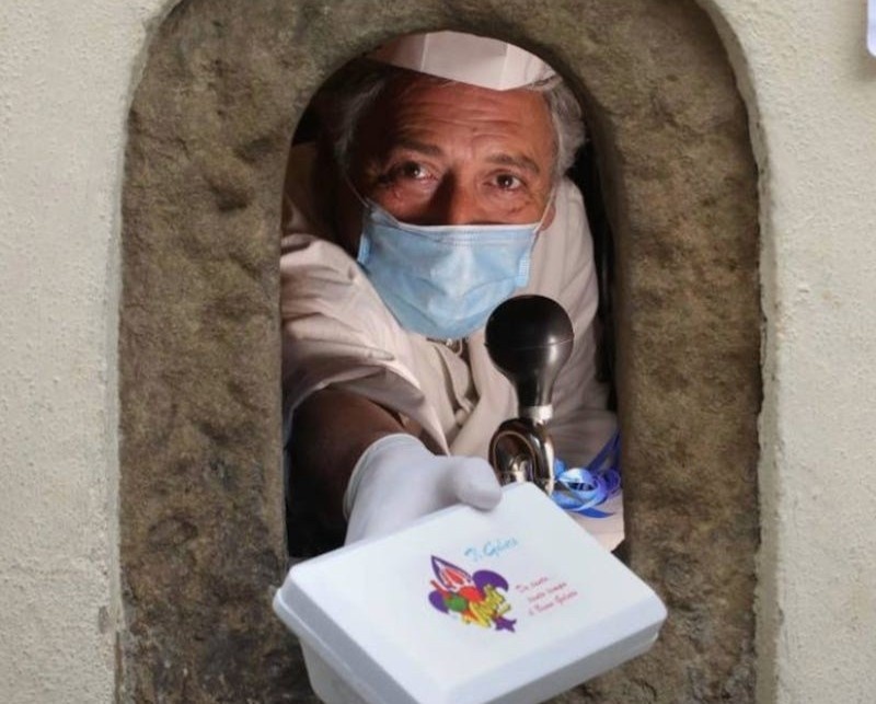 Dung cua so ruou vang tu the ky 17 ban do uong thoi Covid-19 hinh anh