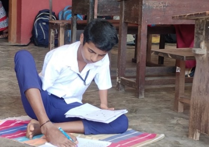 Lam bai thi tot nghiep bang chan, nam sinh An Do do thu khoa hinh anh