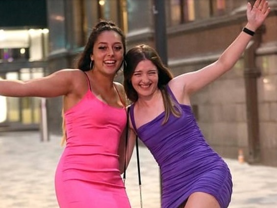 Bat chap dich benh, hang nghin hoc sinh Anh ra duong mung tot nghiep hinh anh