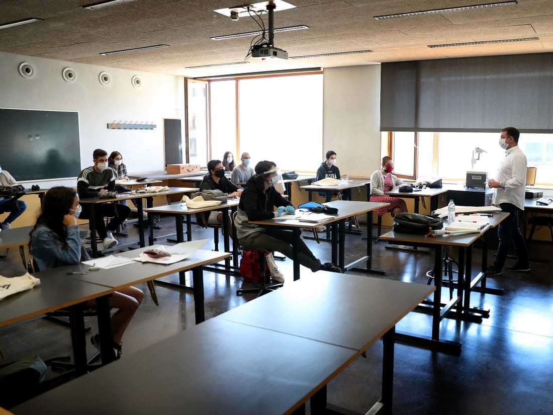 hoc sinh di hoc sau thoi gian nghi dich anh 10