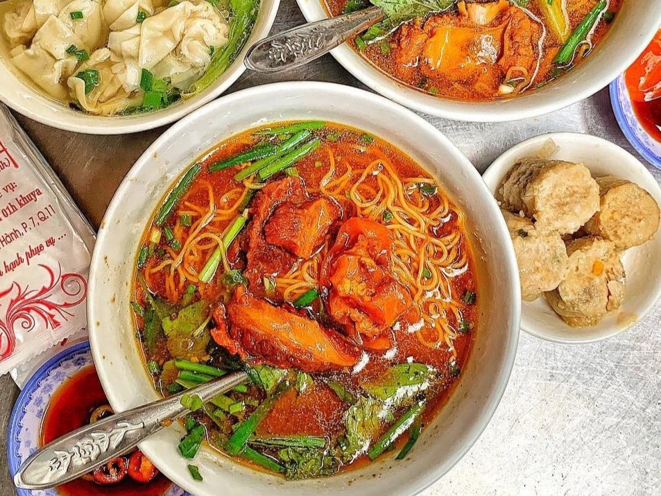 Nhung quan an lau doi hut khach tai khu cho Thiec o TP.HCM hinh anh