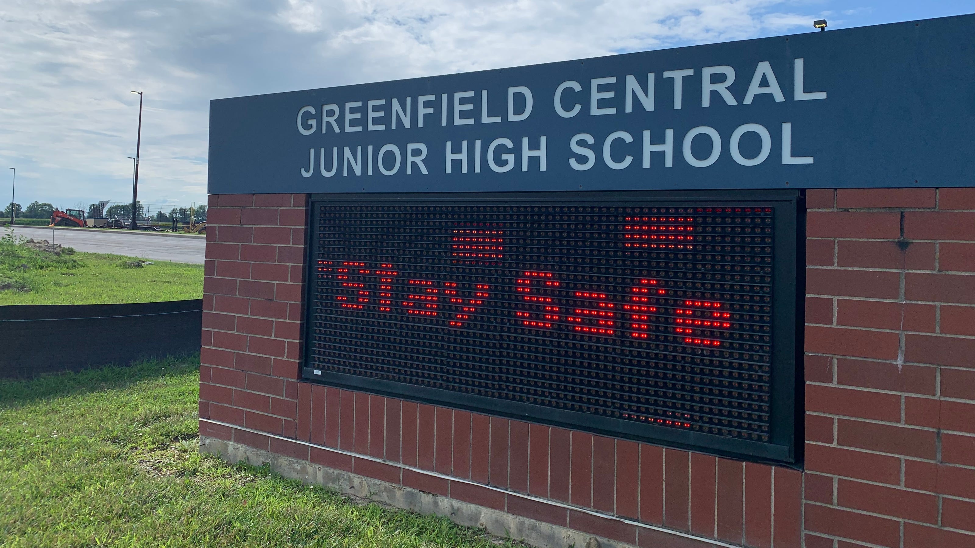 hoc sinh nhiem Covid-19 anh 2