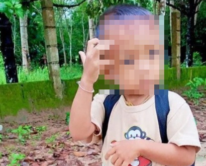 Be trai tu vong vi bi bo quen tren xe buyt o Thai Lan hinh anh