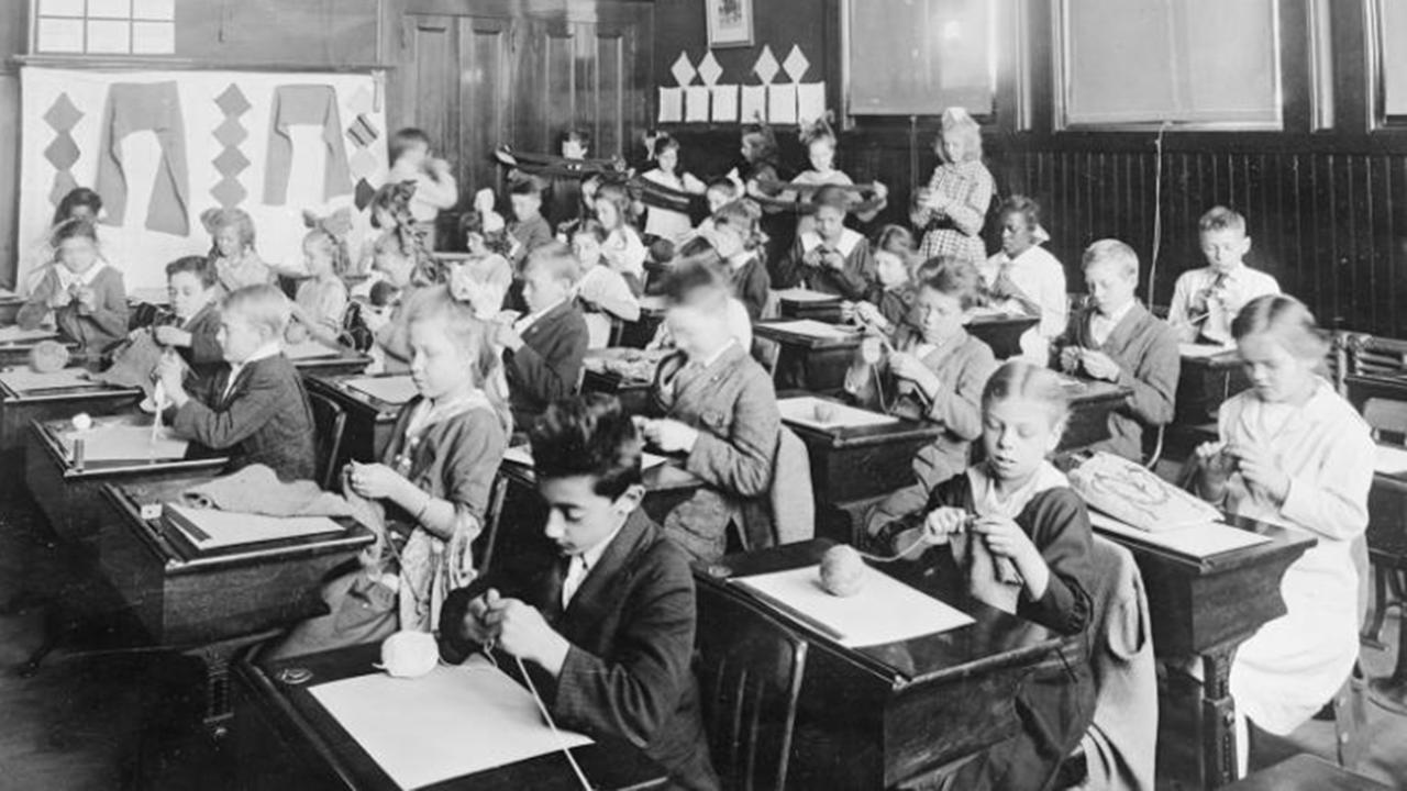 hoc sinh den truong mua dich anh 3