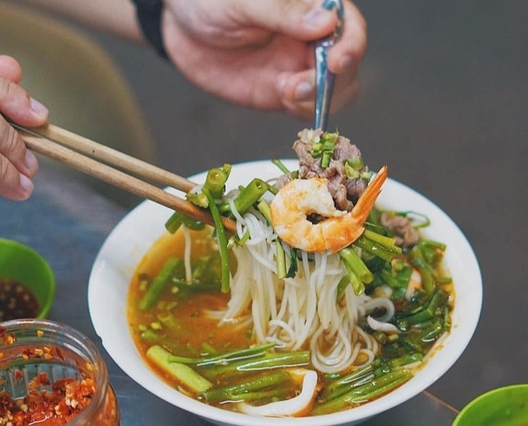 Nhung mon bun hai san hut khach o TP.HCM hinh anh