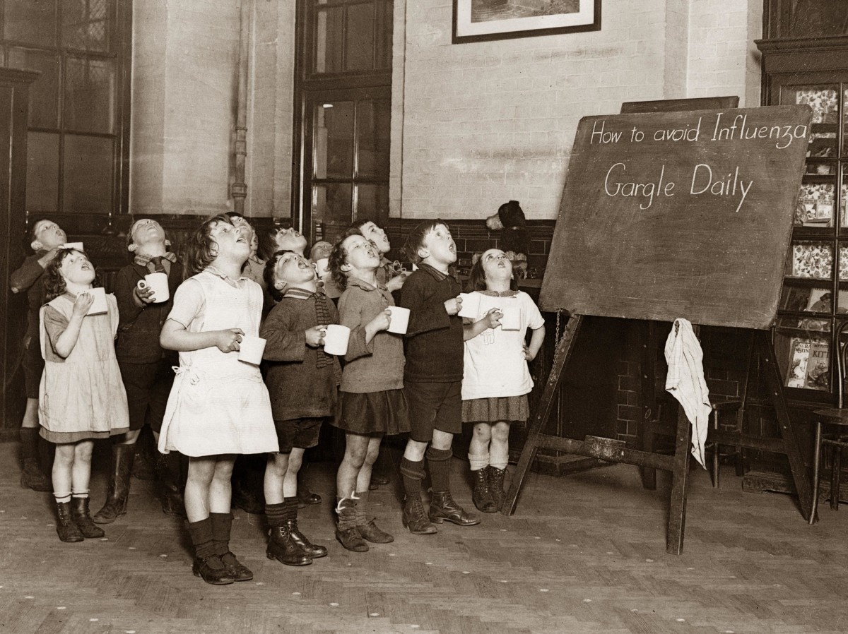 hoc sinh den truong mua dich anh 5