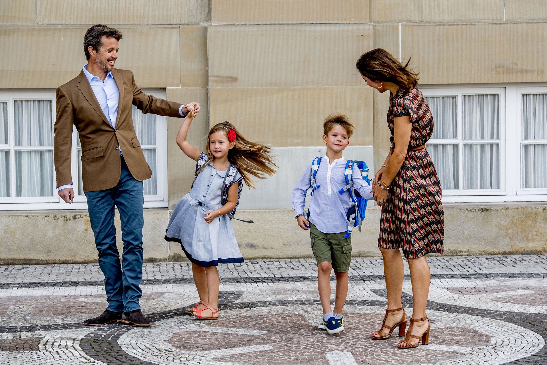 con chau hoang gia di hoc anh 7