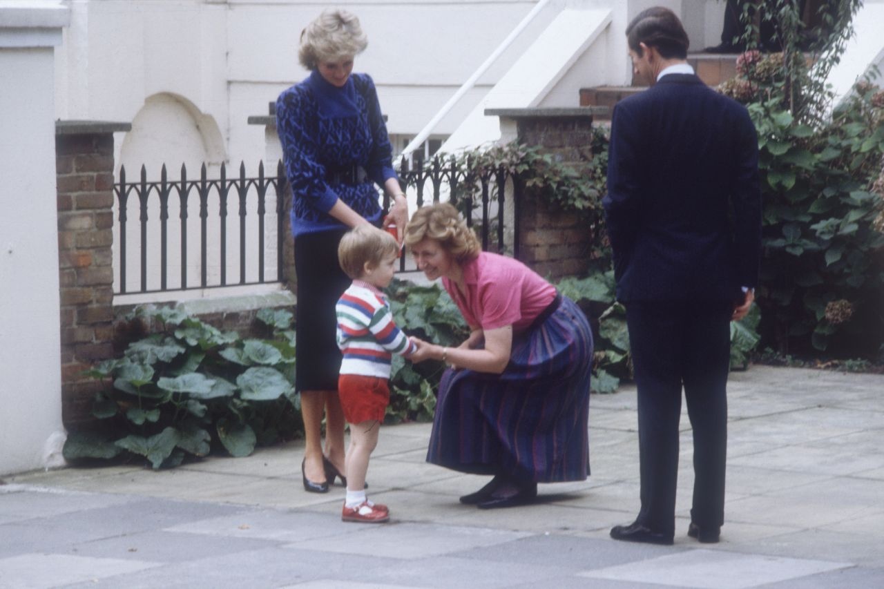 con chau hoang gia di hoc anh 1