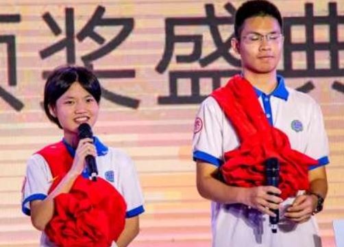 Hai thu khoa dai hoc duoc tang nha o Trung Quoc hinh anh