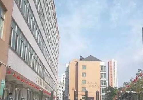 Giao vien Trung Quoc bi sa thai vi ep hoc sinh tang qua hinh anh