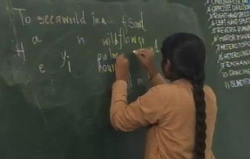 Nu sinh An Do dung hai tay viet 45 tu trong mot phut hinh anh