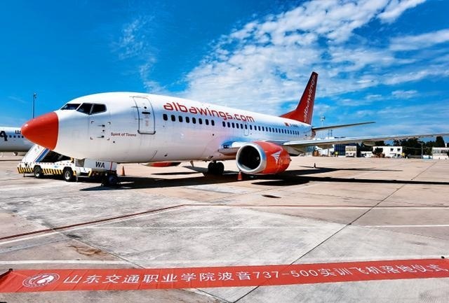 Truong nghe o Trung Quoc mua may bay de day hoc hinh anh