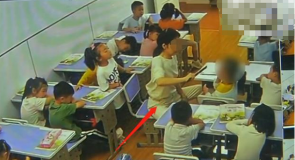 Co giao Trung Quoc danh tre mam non trong 8 phut hinh anh